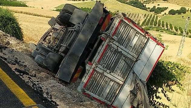Kahta'da Arpa yüklü kamyon şarampole devrildi