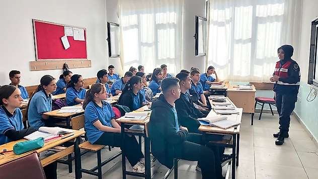 Kahta'da Jandarma Asayiş Tim Personeli öğrencileri bilgilendirdi