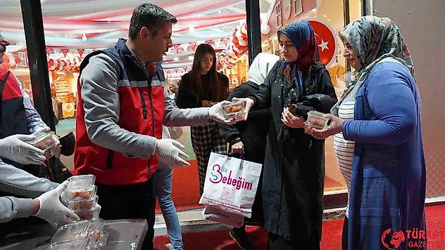 Kahta'da Kadir Gecesi'nde anlamlı ikram