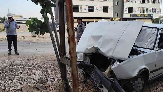 Kahta'da kontrolden çıkan otomobil direğe çarptı: 2 yaralı