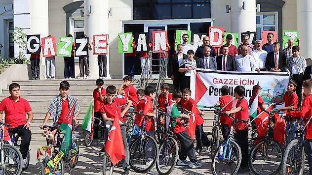 Kahta'da öğrenciler Gazze'de yaşananlara dikkat çekmek için pedal çevirdi