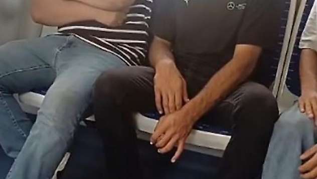 Kalabalığa aldırmadan İZBAN'da sigara içti, o anlar kamerada