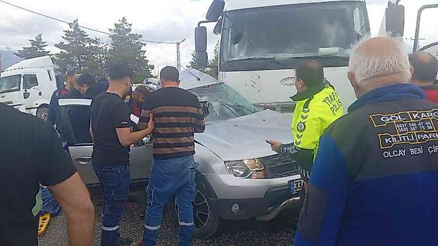 Kamyon ile otomobil çarpıştı: 1 ölü