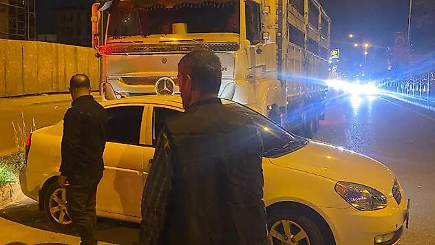 Kamyon otomobili sürükledi