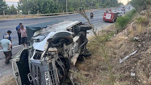 Kamyonet devrildi sürücü yaralı kurtuldu