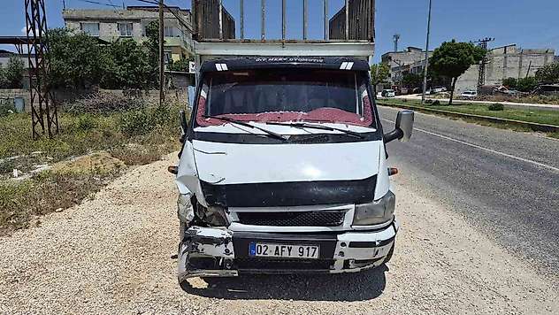 Kamyonet ile çarpışan motosikletin sürücüsü yaralandı