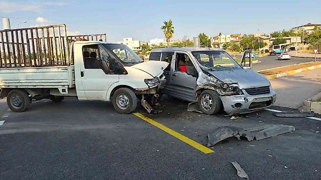 Kamyonet ile hafif ticari araç çarpıştı: 1 yaralı