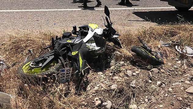 Kamyonet ile motosiklet çarpıştı: 1'i ağır 2 yaralı