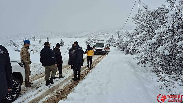Kapanan yol açıldı hamile kadın hastaneye ulaştırıldı