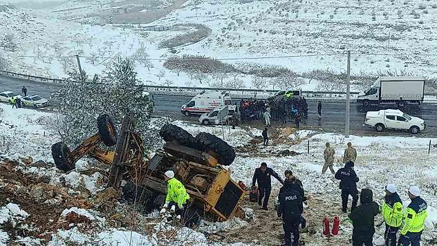 Kar temizliği yapan iş makinesi devrildi: 1 yaralı