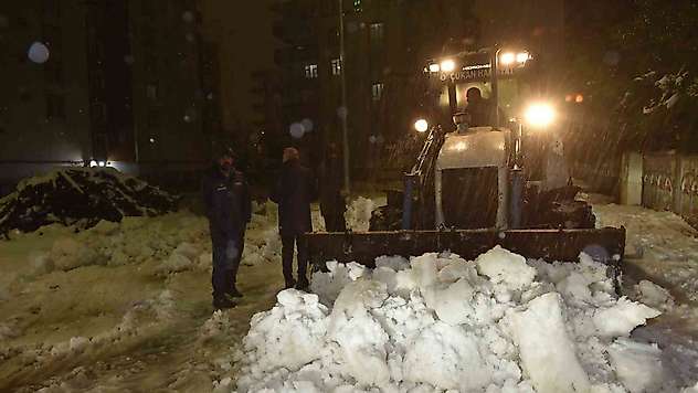 Karla kapanan kırsal mahalledeki diyaliz hastasına belediye ekipleri ulaştı