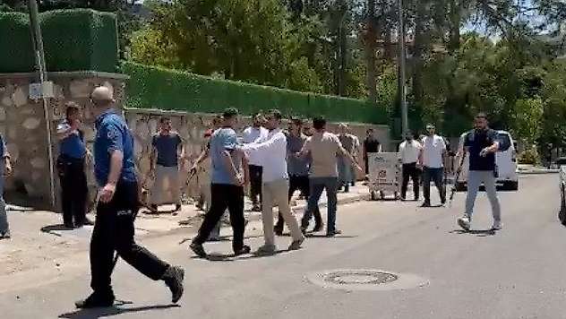 Kavga eden şahıslara biber gazıyla müdahale edildi