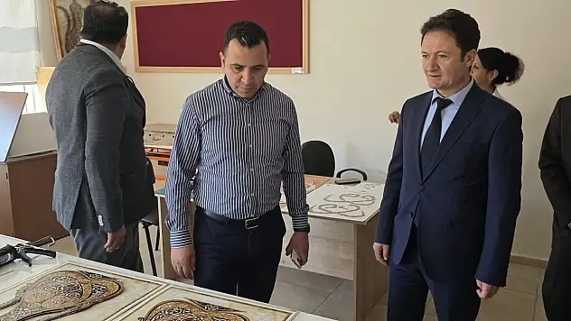 Kaymakam Algın kursiyerlerin el emeği, göz nuru eserlerini yerinde incelendi