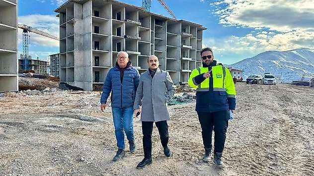 Kaymakam Altınöz deprem konutları inşaat alanında incelemelerde bulundu