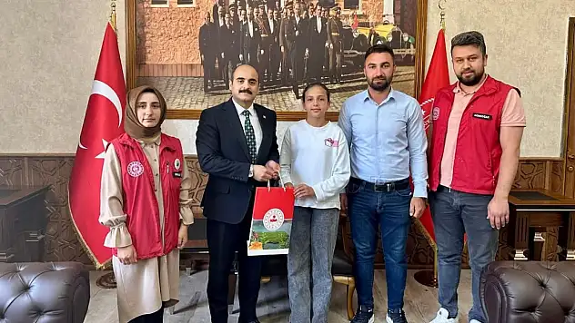 Kaymakam Altınöz Şiir yarışmasında dereceye giren öğrenciyi tebrik etti