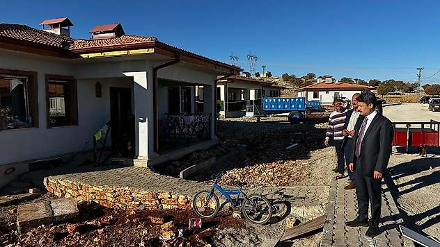 Kaymakam Aslan deprem konutlarını yerinde inceledi