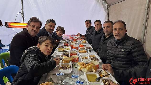 Kaymakam Bozkurtoğlu depremzede vatandaşlarla iftar açtı
