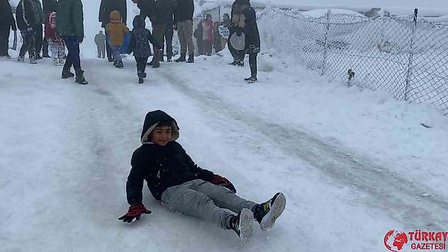 Kaymakam Çağlar Partal, çocukların kar sevincine ortak oldu