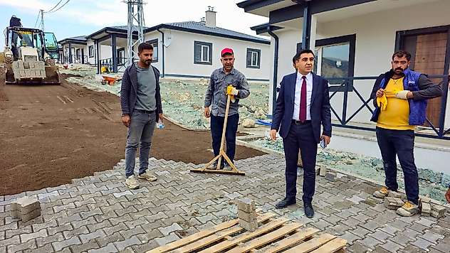 Kaymakam Güngör Öğütlü Köyü deprem konutlarında incelemelerde bulundu