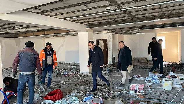 Kaymakam Partal, ilçe kütüphanesi tadilat çalışmalarını yerinde inceledi