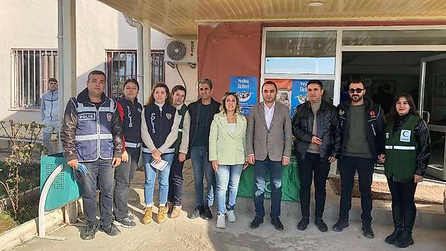 Kaymakam Partal, Yeşilay ve Emniyet standını ziyaret etti