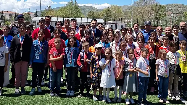 Kaymakam Seyhan başarılı öğrencilerin madalyalarını takdim etti