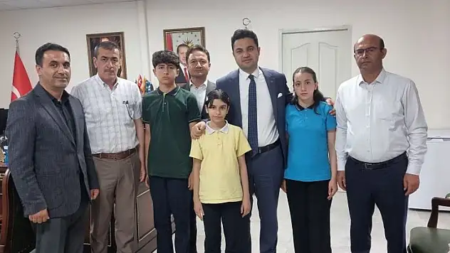 Kaymakam Seyhan başarılı öğrencileri makamında tebrik etti