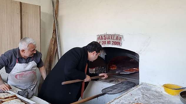 Kaymakam Seyhan, esnafı ziyaret etti, ocağa geçip lahmacun pişirdi