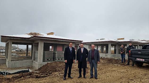 Kaymakam Seyhan Harmanlı beldesinde kalıcı konut inşatlarını inceledi