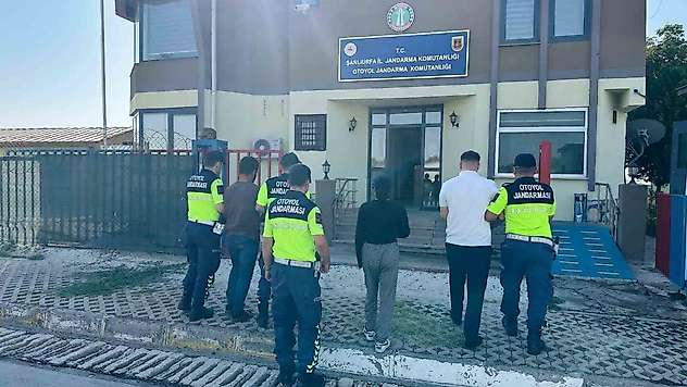 Kendilerini polis olarak tanıtan dolandırıcılar jandarmaya yakalandı