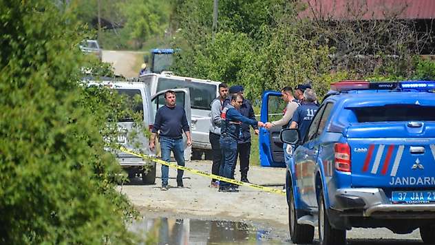 Keşan'da virajı alamayarak bariyerlere çarpan otomobildeki 3 kişi yaralandı