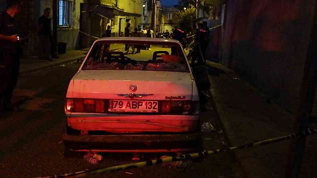 Kilis'te husumetli ailelerin kavgasında otomobil dehşeti: 2 yaralı
