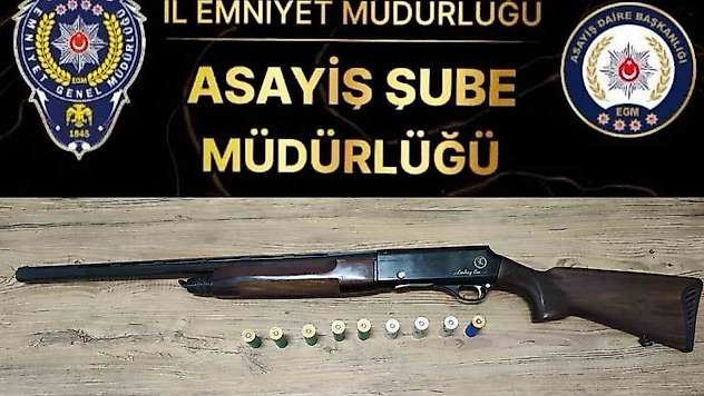 Kız kardeşinin iş yeri önünde havaya ateş açan şahıs yakalandı