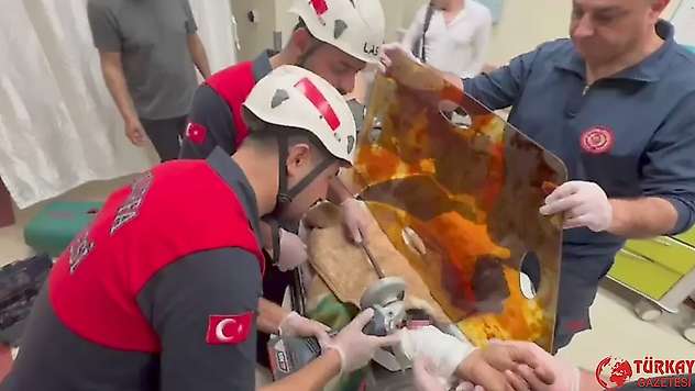 Koluna saplanan demir şişle ameliyata alındı