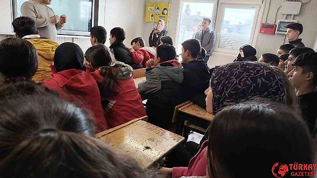 Konteyner sınıflarda kalan öğrencilere yazarlık mesleği anlatıldı