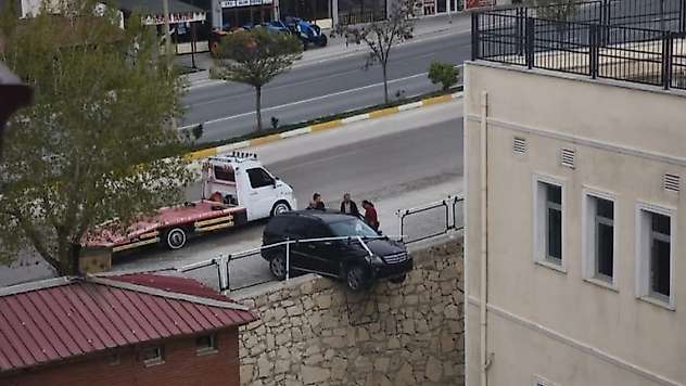 Kontrolden çıkan araç istinat duvarında asılı kaldı