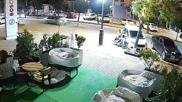 Kontrolden çıkan motosiklet hafif ticari araca çarptı: 2 yaralı