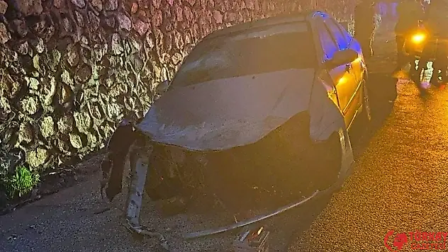 Kontrolden çıkan otomobil bariyere çarptı: 3 kişi yaralandı