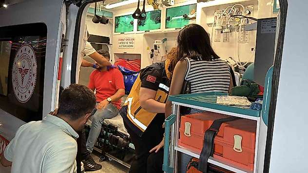 Kontrolden çıkan otomobil park halindeki araca çarptı: 5 yaralı