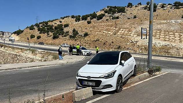 Kontrolden çıkan otomobil refüje çıktı