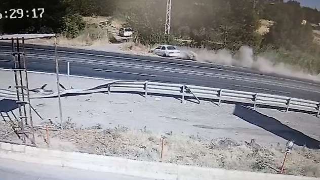 Kontrolden çıkan otomobil şarampole devrildi: 2 yaralı