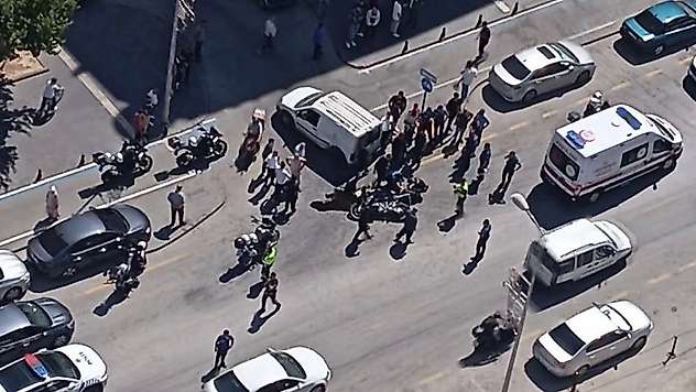 Kontrolsüz dönüş yapan araca motosikletli polisler çarptı: 2 polis yaralandı