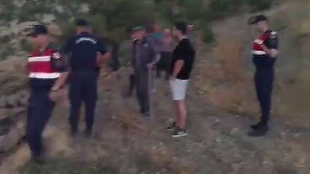 Kovalarla su taşıyan köylüler yangını söndürdü