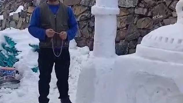 Köyüne kardan cami yaptı