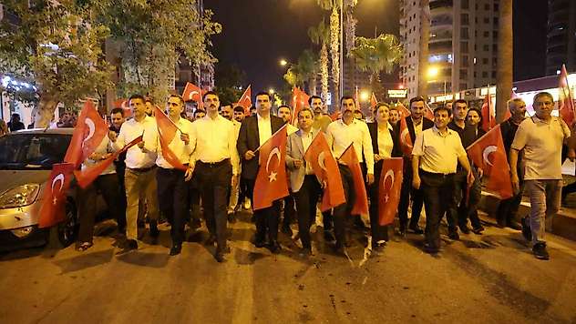 Kozan'da vatandaşlar Türk bayrakları ile 15 Temmuz'un yıldönümünde meydanlarda