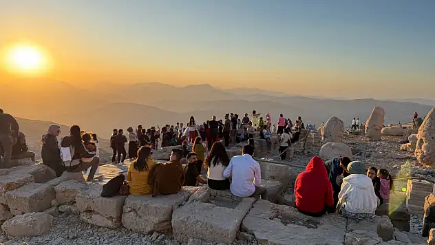 Kral Antiochos misafirlerini ağırlamaya devam ediyor