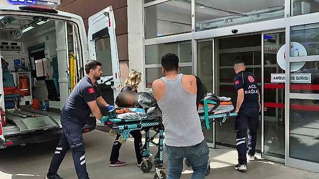 Küçük çocuğun kullandığı iş makinesi devrildi: 1 yaralı