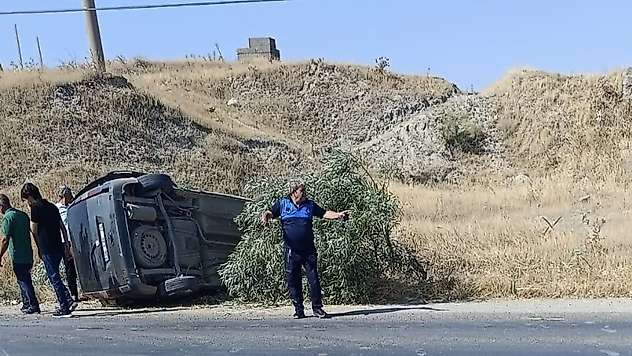 Lastiği patlayan araç takla attı: 2 yaralı