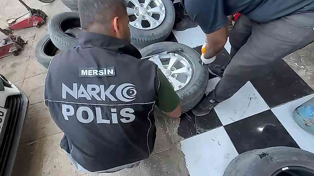 Lastiklere yapılan özel bölmeden 8 kilo 266 gram eroin çıktı