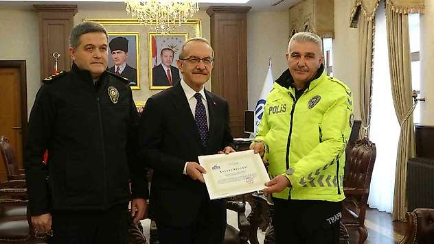 Maçta üşüyen çocuğa çorabını veren polis memuru ödüllendirildi